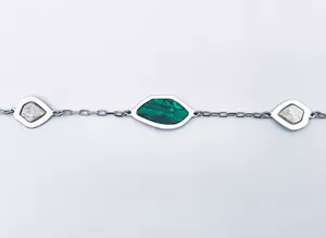 Srebrna ogrlica sa zelenim detaljima