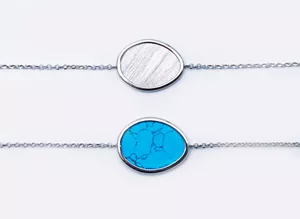 Srebrna ogrlica sa plavim detaljima