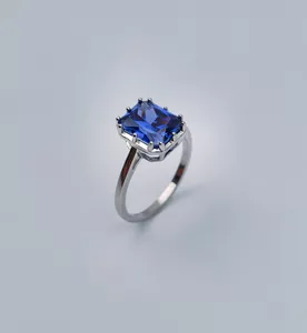 Srebrni prsten sa plavim kamenom