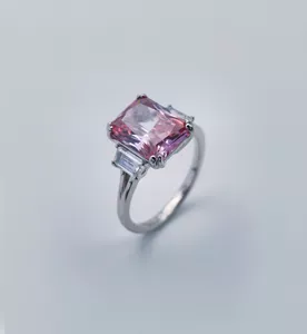 Srebrni prsten sa roze kamenom