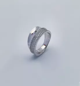 Elegantni srebrni prsten sa cirkonima