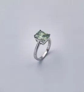 Srebrni prsten sa zelenim kamenom