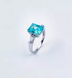 Srebrni prsten sa zelenim kamenom