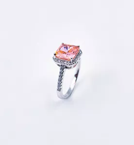 Srebrni prsten sa roze cirkonima
